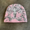 Nahaufnahme einer rosa Strickmütze mit einem detaillierten Vintage-Kunstdruck drauf. - M (52-59) / Rosa