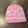 Vista dettagliata del berretto in maglia rosa con motivo a onde bianche invernali. - M (54-60cm) / Rosa