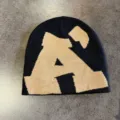 Gorro de punto negro con letra A beige grande, elegante sombrero de invierno streetwear. - M (52-60cm) / Negro Camello