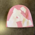 Gorro de punto rosa con un gráfico de letra A blanca audaz, vista detallada del sombrero casual. - M (52-60cm) / Rosa