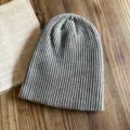 Graue gerippte Strickmütze Detailansicht, dicke warme Wintermütze Textur Nahaufnahme. - M (54-62cm) / Hellgrau