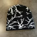 Dettaglio berretto in maglia nero e bianco con motivo jacquard astratto a rami di fulmine. - Taglia M / Bianco e nero