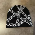 Detaillierte Nahaufnahme der schwarzen Strickmütze mit auffälligem weißen Kettenmuster. - M / Schwarz Weiß