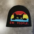 Schwarze Strickmütze mit Retro-Sonnenuntergang Katze Grafik und lustigem Spruch für Damen Herren. - M (52-60cm) / Schwarz