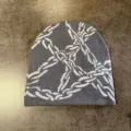 Nahaufnahme der grauen Strickmütze mit weißem Ketten-Stern-Muster, Y2K Streetwear. - M / Dunkelgrau Silber
