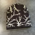 Vue détaillée du bonnet tricoté présentant un superbe motif de branches pour le streetwear. - M / Café Kaki