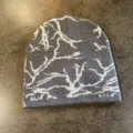 Bonnet en tricot gris détail, motif d'arbre blanc, style streetwear chaud en gros plan. - M / Gris Foncé Argent
