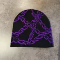 Schwarze Strickmütze mit violettem Ketten-Kreuzmuster Y2K Streetwear warme Wintermütze - M / Schwarzviolett