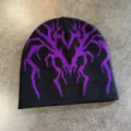 Gros plan sur le bonnet en tricot noir avec motif jacquard toile d'araignée violet. - M (52-60cm) / Noir Violet