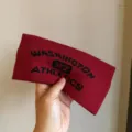 Strick Sport Stirnband breit mit Washington Athletics Buchstaben Muster fuer Fitness. - Burgunderrot