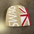 Gedetailleerd uitzicht op de warme gebreide muts met Britse vlag en het SWAG patroon. - M (52-60cm) / Khaki
