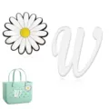 Set de breloques pour sac de plage EVA avec marguerite blanche et lettre W cursive. - Lettre W