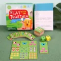 Jeu de plateau d'arithmétique en bois pour enfants montrant boîte, cartes et dés. - Jeux de calcul MWSC