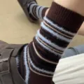 Calcetines de tubo medio esponjosos a rayas mocha retro, calcetines de punto de invierno cálidos. - Talla única / Café oscuro con rayas azules