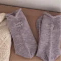 Cómodos calcetines de invierno en mezcla de cachemira con vuelta y bonito bordado. - Talla única / Púrpura Taro