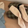 Calcetines suaves de cachemira para mujer, invierno engrosados cálidos bordados letras - Talla única / Almendra beige