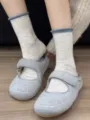 Vista detallada de zapatos Mary Jane grises peludos con calcetines de invierno beiges. - Talla única / Gris Beige