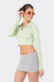 Completo da donna con top crop polo a manica lunga verde chiaro e minigonna grigia. - Grigio chiaro