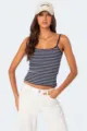 Vista dettagliata della canotta a righe casual con vestibilità slim e classiche righe blu. - Taglia S / Blu navy