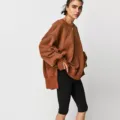 Vista dettagliata della felpa donna oversize tinta unita manica lunga girocollo con spacchi. - Marrone chiaro