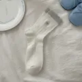 Calcetines de media pantorrilla de algodón blanco para mujer con puño gris y lazo azul. - Talla única / Blanco