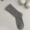 Calcetines grises de canalé a media pantorrilla para mujer con borde de volantes y flor. - Talla única / Gris oscuro