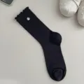 Calcetines negros de canalé a media pierna para mujer con botón floral y ribete. - Talla única / Negro