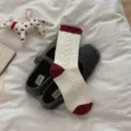 Damen Herbst Winter Strick Mittelsocken mit süßem Beerenrot Zeh und Bündchen Design. - Weißes Argyle