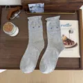 Calcetines grises de algodón estilo Fair Isle retro con lazo azul y patrón de corazones. - Gris