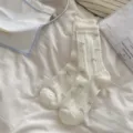 Calcetines de media pantorrilla color crema con lazo, calcetines de punto estilo universitario. - Patrón de nudos en todo el cuerpo