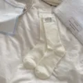 Calcetines de tubo medio de encaje acanalado crema, estilo dulce algodón transpirable. - Parche de Encaje Gris