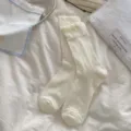 Calcetines medianos acanalados blanco crema para mujer, algodón suave, uso diario en primavera. - Rayas verticales tenues
