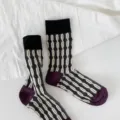 Primer plano detallado de calcetines de media caña de punto retro con textura de algodón. - Talla única / Negro
