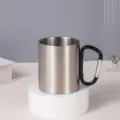 Tasse de camping en acier inoxydable avec poignée mousqueton noire vue détaillée - Noir