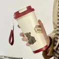 316 roestvrijstalen geïsoleerde thermosbeker met berensticker en handig dubbel drinkdeksel. - 550ml / Rood
