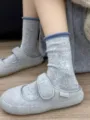 Primer plano detallado de calcetines grises de media caña con bordes enrollados azules. - Talla única / Gris claro