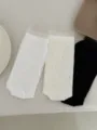 Primer plano de calcetines de encaje transparentes en blanco, beige y negro con corazones. - Talla única / D Lazo con ribete de encaje - Blanco
