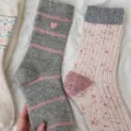 Calcetines de lana suaves de media caña con bordado de corazón e hilo moteado rosa. - Hilo de puntos rosa