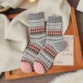 Calcetines medianos de lana gris y rosa con patrón retro, variante cálida y elegante. - Fair Isle rosa y gris