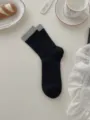 Calcetines negros de algodón a media pierna para mujer con puños grises, estilo casual y básico. - Talla única / Suelas de calcetines negras