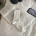Calcetines de media pantorrilla para mujer de punto de ochos blancos con botón de concha. - Talla única / Blanco Crema