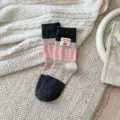 Calcetines de invierno a rayas para mujer, calcetines de lana cálidos con parche de cereza. - Etiqueta de Tela de Cereza