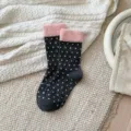Calcetines de tubo medio de invierno acogedores para mujer con topos grises y puños rosas. - Lunares