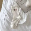 Calcetines de media pantorrilla con dachshund bordado para mujer, algodón a rayas finas. - Talla única / Blanco Crema