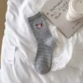 Calcetines de algodón a rayas grises con bordado de perro salchicha para mujer. - Talla única / Gris claro