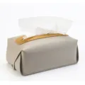 Detalle de caja de pañuelos de cuero gris con textura napa fina y tira superior. - Gris
