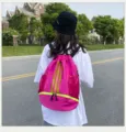 Rosa Kordelzug Sportrucksack mit Neongrünen Streifen für Fitness, Gym und Outdoor Reisen ideal. - Fuchsia