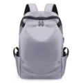 Détail de sac à dos gris minimaliste avec tissu durable, fermetures éclair lisses et grand espace. - Gris clair