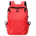 Détail de sac à dos rouge avec port USB et tissu résistant pour le travail et les loisirs. - Rouge