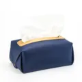Vue détaillée du porte-boîte à mouchoirs carré en cuir PU bleu et doré de luxe élégant. - Bleu foncé
